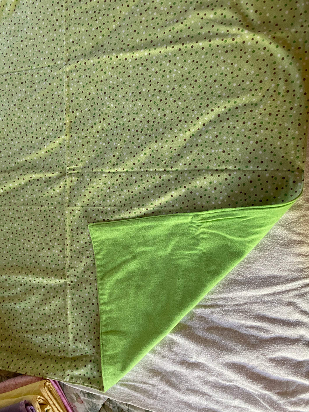 Receiving blanket dots green